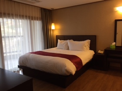 holiday-inn-suites-alpensia-bedroom